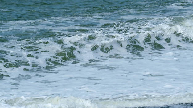Bellissime grandi onde forti con schiuma durante una tempesta estiva sul mare bellissimo spruzzo d'acqua di mare