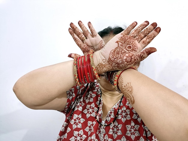 Bellissime mani femminili indiane con tatuaggio di henné isolato su bianco