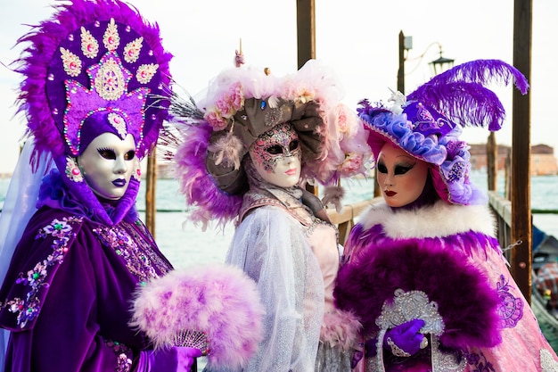 Bellissime maschere colorate al tradizionale Carnevale di Venezia nel febbraio 2020 a Venezia, Italia