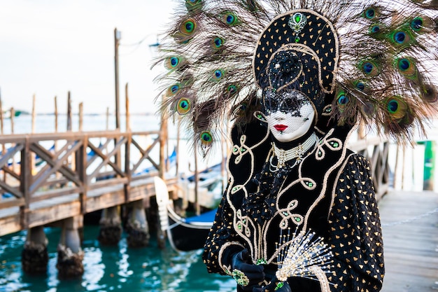 Bellissime maschere colorate al tradizionale Carnevale di Venezia nel febbraio 2020 a Venezia, Italia