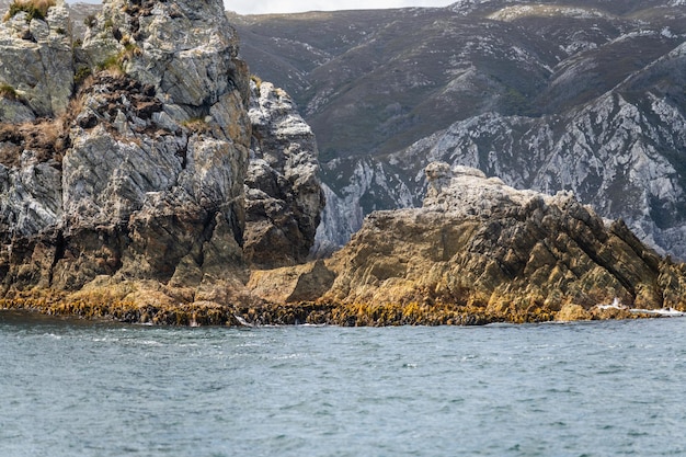 bellissime montagne rocciose e scogliere sulla costa dell'Australia e della Tasmania