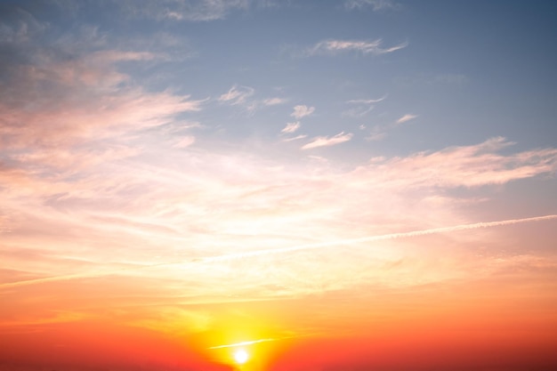 Bellissime nuvole arancioni sfumate e la luce del sole sul cielo blu perfetto per lo sfondo da prendere in everningTwilight stagione delle pioggeinverno estate