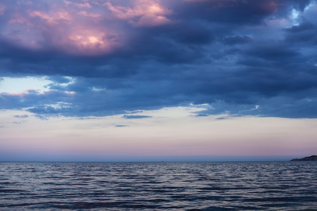 Bellissime nuvole nel cielo al tramonto