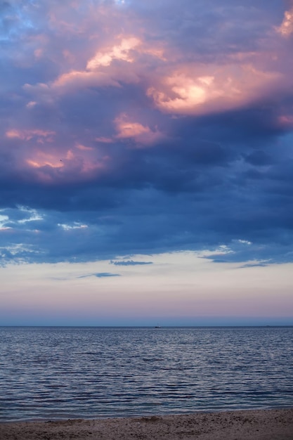 Bellissime nuvole nel cielo al tramonto