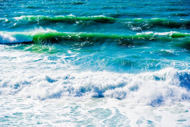 Bellissime onde di tempesta in schiuma bianca nel Mar Nero Un mare di un'interessante tonalità smeraldo