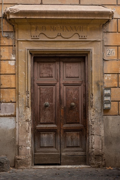 Bellissime porte antiche d'epoca in legno intagliato su strada in zona trastevere