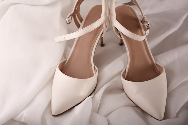 Bellissime scarpe da sposa bianche da donna