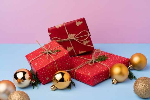 Bellissime scatole di git rosse avvolte per la celebrazione del Natale