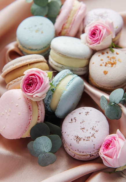 Bellissimi amaretti colorati e gustosi su uno sfondo di tessuto