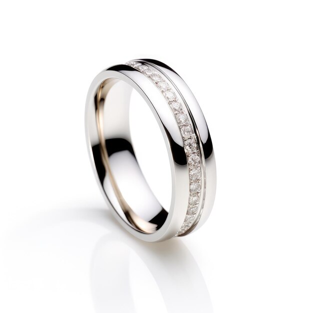 Bellissimi anelli di fidanzamento di nozze con design ad anello con diamanti su bianco isolato
