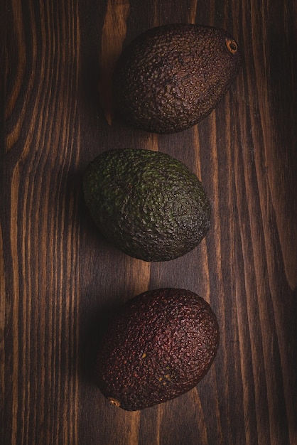 Bellissimi avocado maturi su uno sfondo di legno scuro