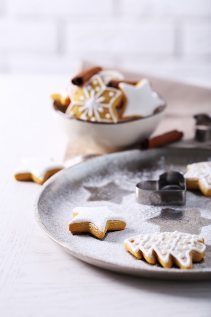 Bellissimi biscotti di Natale sulla teglia, primo piano close