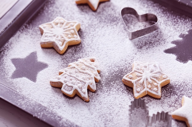 Bellissimi biscotti di Natale sulla teglia, primo piano close