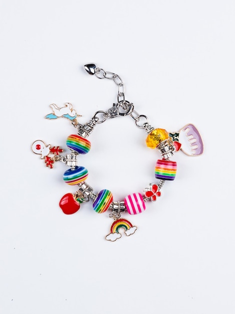 Bellissimi braccialetti su sfondo bianco Disposizione piatta per bambiniAccessori per bambine