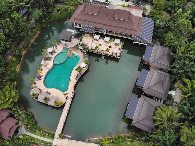 Bellissimi bungalow su palafitte. paesaggio tropicale verde e acqua cristallina. Vista aerea