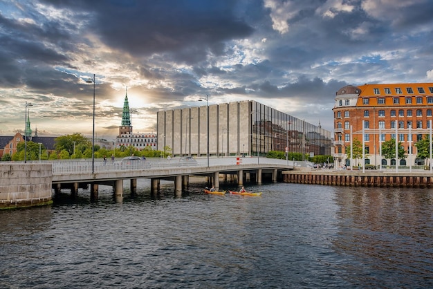 Bellissimi canali di Copenaghen, la capitale della Danimarca. Magica vista estiva delle strade strette della città di Copenaghen, degli edifici, dei ponti pedonali e delle barche lungo i canali.