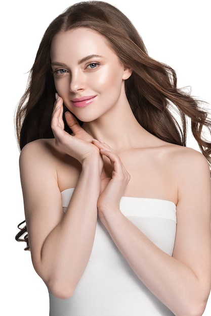 Bellissimi capelli e pelle donna viso modello bellezza concetto cosmetico. Isolato su bianco.