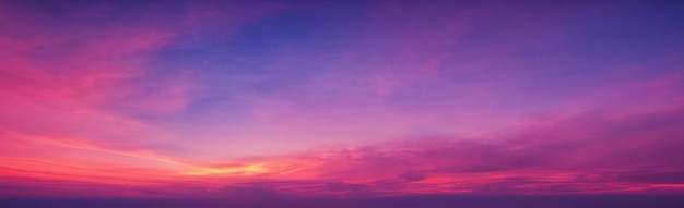 Bellissimi cieli e nuvole rosa pastello e viola di notte mentre il sole tramonta