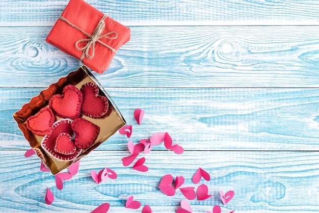 Bellissimi cuori decorativi su fondo in legno San Valentino festa della mamma ti amo