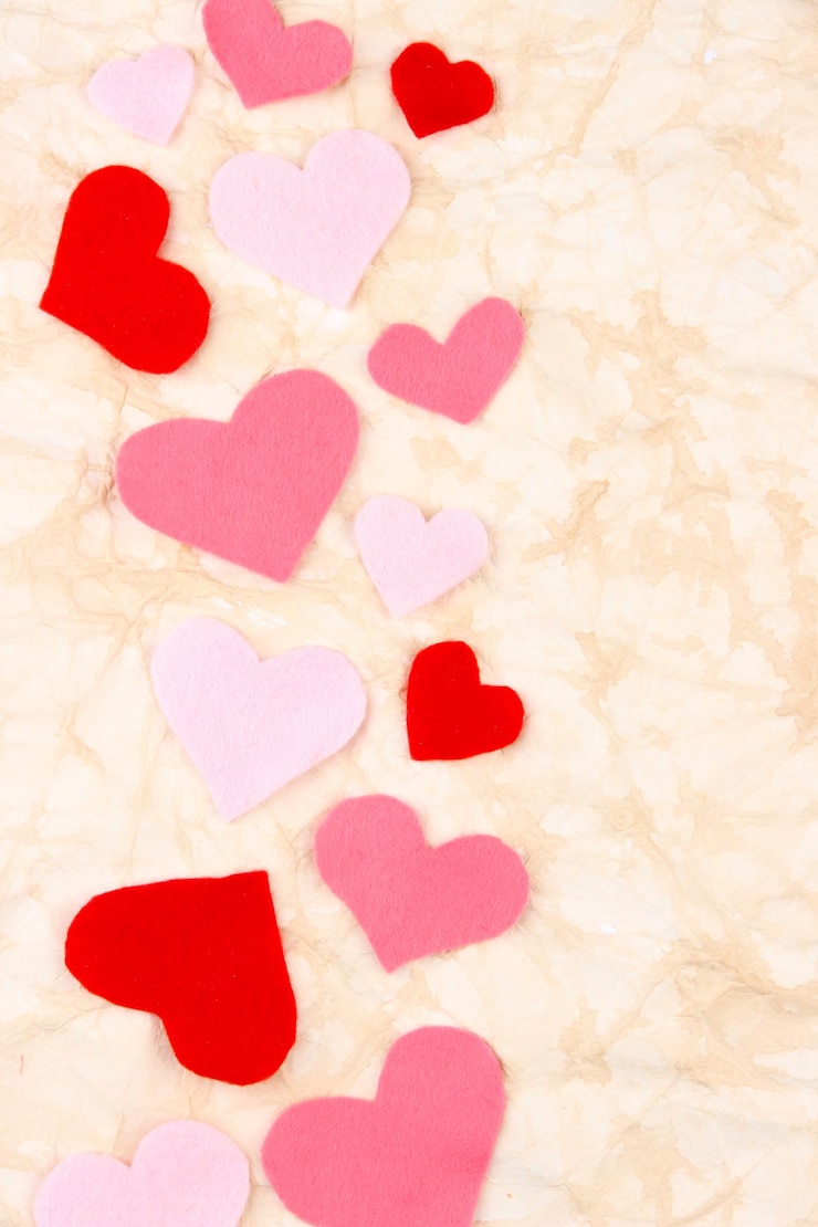 Foto bellissimi cuori decorativi su vecchio fondo di carta