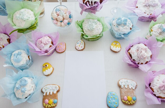 Bellissimi dolci pasquali su un tavolo luminoso decorato Una leggera vacanza di Pasqua