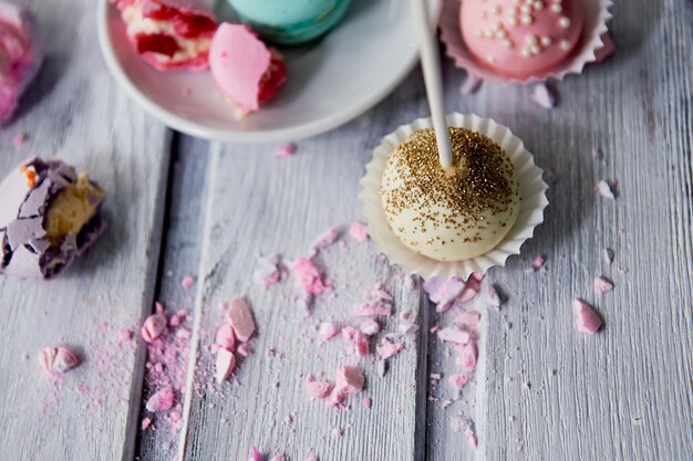 Bellissimi dolci sfumature pastello su un bellissimo sfondo in legno Foto estetica da pranzo per cucinare per feste per bambini