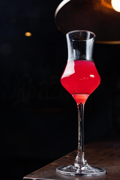 Bellissimi e sfiziosi cocktail alcolici preparati al bar dal barista