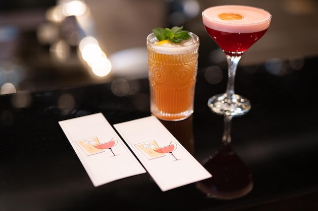 Bellissimi e sfiziosi cocktail alcolici preparati al bar dal barista