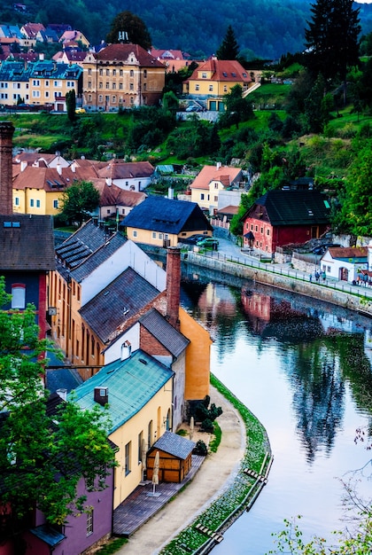 Bellissimi edifici antichi sulla baia del fiume di cesky krumlov