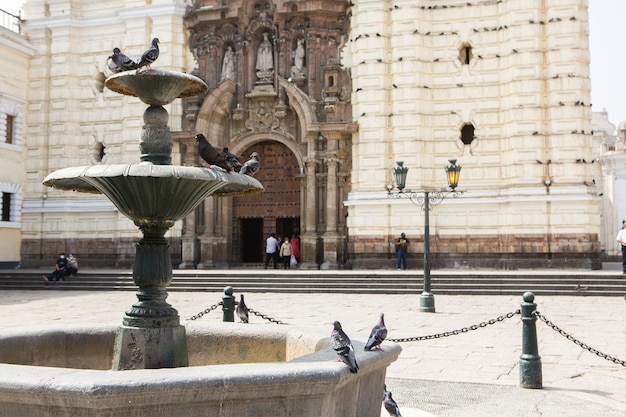 Bellissimi edifici e strade coloniali nella capitale peruviana Lima