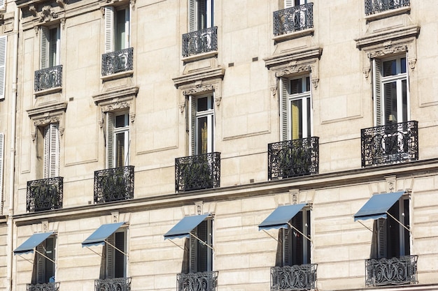 Bellissimi edifici Haussmann a Parigi in estate