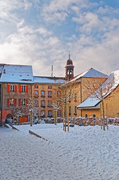 Bellissimi edifici medievali di Gruyère in una soleggiata giornata invernale. Gruyères è una famosa destinazione turistica svizzera e dà il nome al famoso formaggio Gruyère