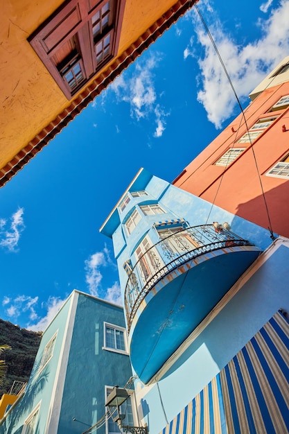 Bellissimi edifici residenziali colorati e storici nella città di Santa Cruz de La Palma Angolo basso di case o case luminose e vivaci in un villaggio o città antica
