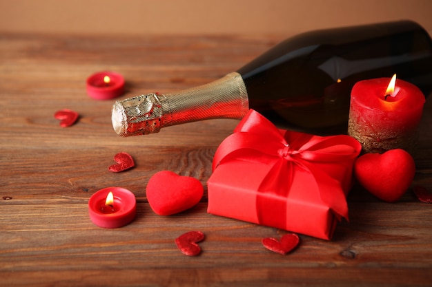 bellissimi elementi di san valentino sul tavolo di legno con posto per il testo