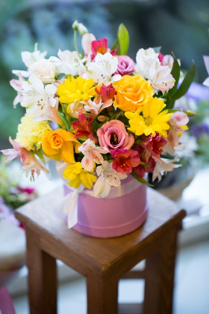 Bellissimi fiori colorati nel negozio di fiori