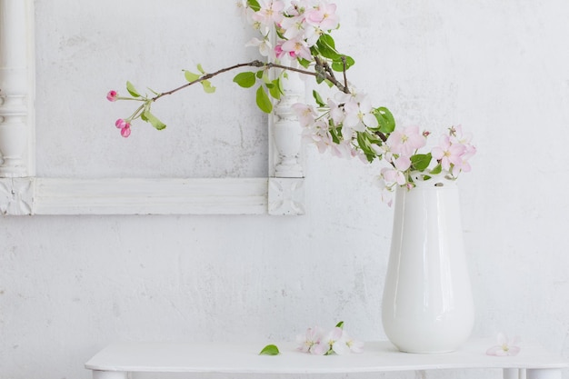 Bellissimi fiori di primavera su sfondo bianco muro