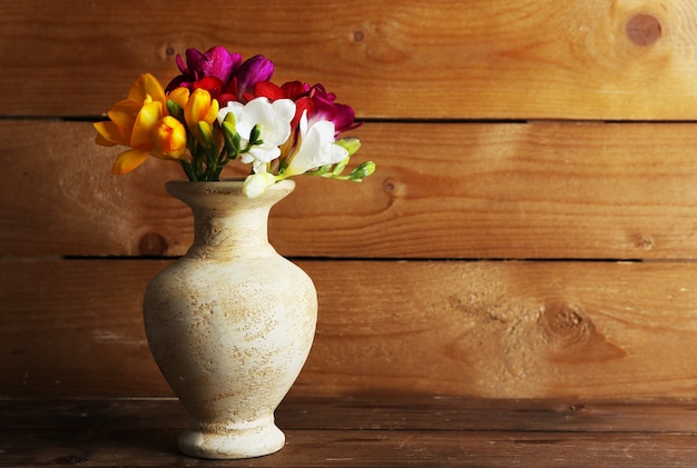 Bellissimi fiori di primavera su uno spazio di legno