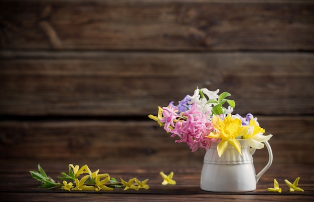 Bellissimi fiori di primavera su vecchio fondo di legno scuro