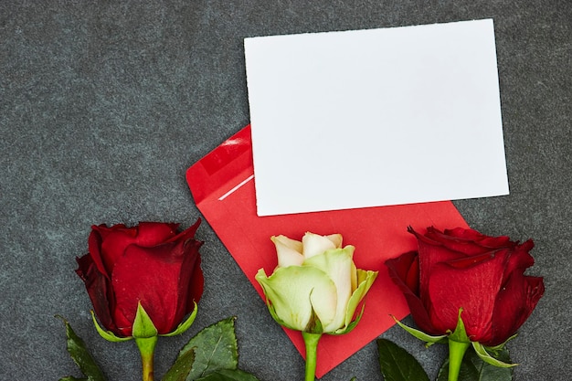 Bellissimi fiori di rose con una carta bianca per San Valentino