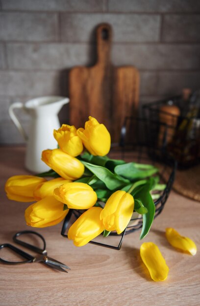 Bellissimi fiori di tulipano gialli sul tavolo a kitchenxA