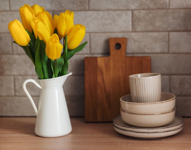 Bellissimi fiori di tulipano gialli sul tavolo a kitchenxA