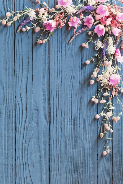 Bellissimi fiori estivi su fondo di legno blu scuro