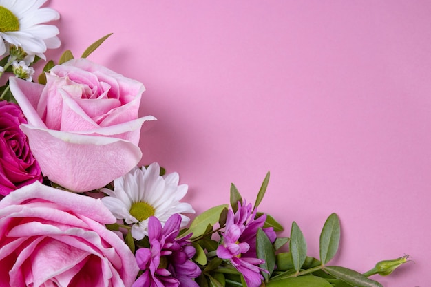 Bellissimi fiori estivi su un moderno bouquet rosa di rose rosa