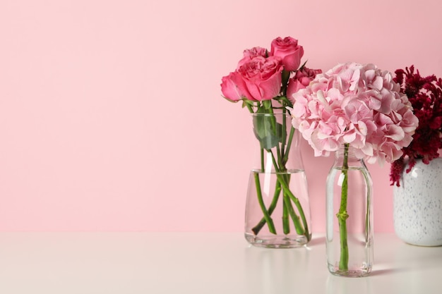 Bellissimi fiori freschi su uno sfondo rosa