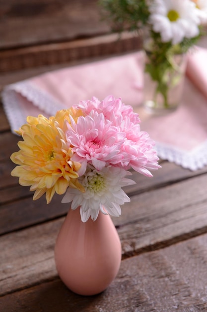 Bellissimi fiori in vasi sul tavolo da vicino