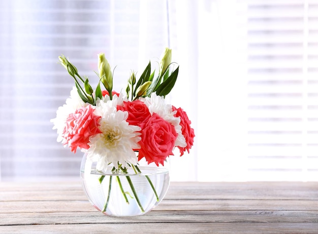 Bellissimi fiori in vaso con luce dalla finestra
