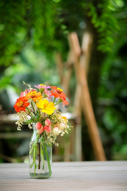 Bellissimi fiori in vaso decorazione sul tavolo.