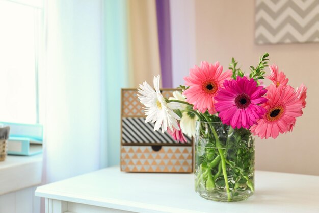 Bellissimi fiori in vaso sul tavolo