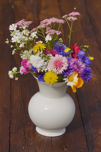 Bellissimi fiori in vaso vintage bianco