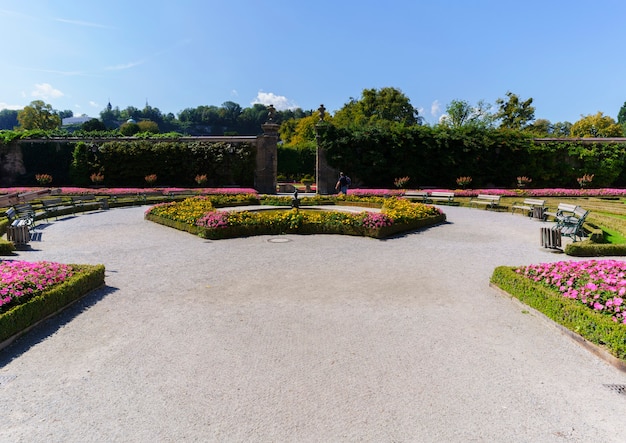 Bellissimi fiori nei giardini Mirabell , l'attrazione turistica più popolare a Salisburgo, Austria